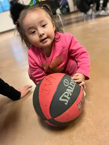 Mädchen mit Basketball