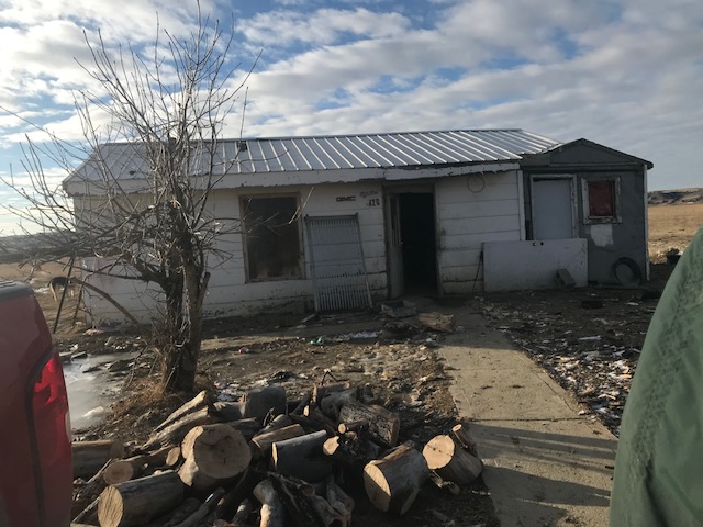 Holzladung vor dem Haus