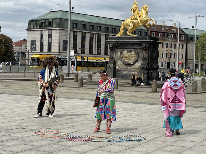 Vorstellung der Lakota am Goldenen Reiter in Dresden